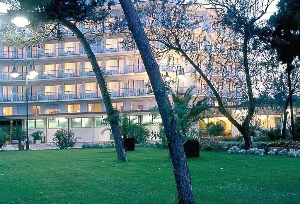 Hotel Bellevue Beach Milano Marittima Buitenkant foto